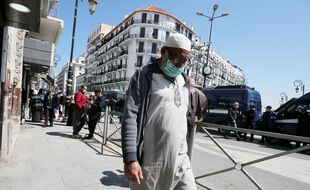 Dans une rue d'Alger le 23 mars 2021.