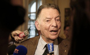 L'ancien ministre Jean Charbonnel est prêt à livrer à la Garde des Sceaux Christiane Taubira deux noms qu'Alexandre Sanguinetti, figure du gaullisme, lui a présenté comme étant les responsables de la mort de l'ancien ministre Robert Boulin en 1979, a-t-il dit vendredi.