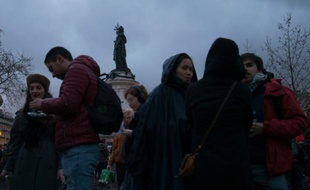 Les participants à la "Nuit Debout" se rassemblent place de la République à Paris, au terme d'une journée de manifestation émaillée de violences, le 9 avril 2016