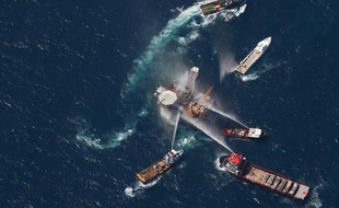 Des bateaux tentent d'éteindre l'incendie d'une plateforme pétrolière dans le golfe du Mexique, jeudi 2 août 2010.