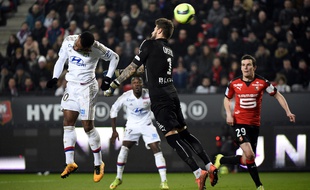 Alexandre Lacazette devance la sortie de Benoît Costil et marque pour Lyon.
