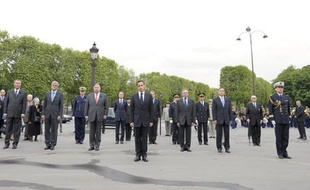 Nicolas Sarkozy dépose ue gerbe de fleurs devant la statue du général De Gaulle, sur les Champs-Elysées, le 8 mai 2009 en commémoration de la fin de la Seconde guerre mondiale le 8 mai 1945.