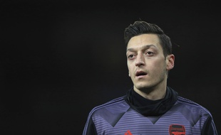 Mesut Ozil à l'échauffement avec Arsenal, le 15 décembre 2019 à l'Emirates Stadium.