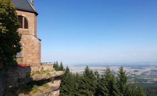 La vue sur la plaine d'Alsace depuis le mont Saint-Odile, un jour de beau temps en Alsace.