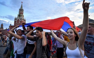 Des supporters russes célèbrent la qualification face à l'Espagne sur la place Rouge.