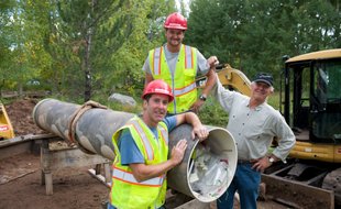 Les membres de l'émission Diggers devant la Time Capsule de Steve Jobs, en 2013.