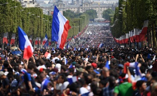 Des centaines de milliers de personnes se sont rassemblées pour voir les joueurs de l'équipe de France lundi 16 juillet.