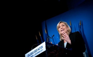 L'UMP et le FN se livrent une rude concurrence pour dénoncer le projet PS d'élargir aux étrangers hors-UE le droit de vote aux élections locales, répétant une bataille déjà engagée en 2007 sur le thème de l'immigration, qui avait alors profité à Nicolas Sarkozy.