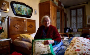 Emma Morano, 116 ans, pose dans sa maison à Verbania, en Italie le 14 mai 2016