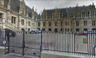 Le conducteur a percuté les grilles du Palais de justice avant de s'endormir au volant.