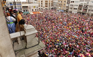 Dunkerque, le 2 mars 2014. Premier jour des trois joyeuses du carnaval avec la bande de Dunkerque qui dfile dans les rues du centre ville avant de participer au lancer de harengs depuis le balcon de l'htel de ville.