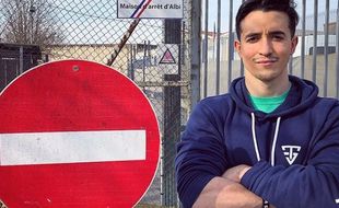 Le Youtubeur fitness Tibo Inshape devant la Maison d'arrêt d'Albi.