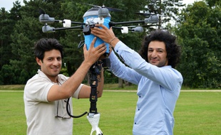 Les frères Massoud et Mahmud Hassani montrent leur invention à Eindhoven, le 4 juillet 2016