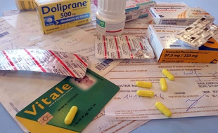 Illustration d'une carte vitale et de médicaments.