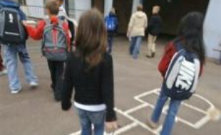 Le coût moyen de la rentrée scolaire suscitait une polémique mardi au sein des associations familiales, Familles de France se félicitant d'une baisse réfutée par deux autres organisations, dans un contexte où le pouvoir d'achat est au centre des préoccupations.