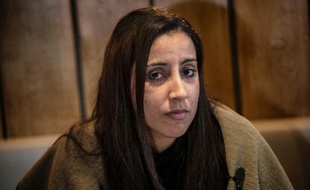 Mériam Rhaiem, dont le mari a emmené la fillette en Syrie, donne une conférence de presse à Lyon, le 22 mars 2014