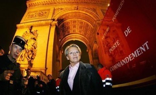 Baisse du nombre des véhicules incendiés, stabilité du nombre des interpellations, quatre policiers légèrement blessés: la nuit de la Saint-Sylvestre a été "relativement calme", selon un bilan dressé à 6h00 mardi par la Direction générale de la police nationale (DGPN).