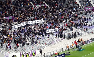 Les deux banderoles brandies par les supporters toulousains.