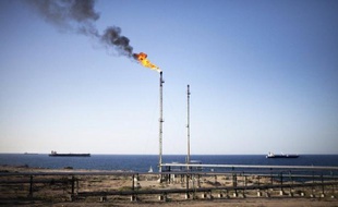 Le cours du pétrole devrait rester proche en 2012 de ses niveaux actuels de 100 dollars par baril, les grands pays en développement continuant à tirer la demande malgré la crise dans la zone euro, selon les prévisions de producteurs et d'analystes.