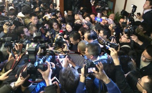 Les proches des passagers à l'aéroport de Pékin, le 8 mars 2014.