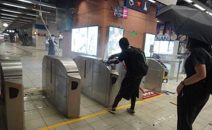 Des manifestants vandalisent une station de métro à Hong Kong le 4 octobre 2019.