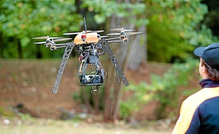 Démonstration de vol d'un drone de la société Fly-n-Sense, à Latresne le 25 septembre 2012.