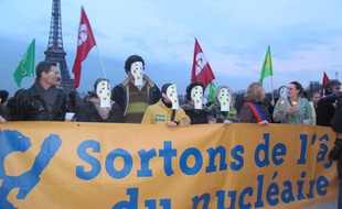 Des écologistes se sont rassemblés le dimanche 13 mars 2011 sur la place du Trocadéro pour dénoncer l'utilisation du nucléaire en France.
