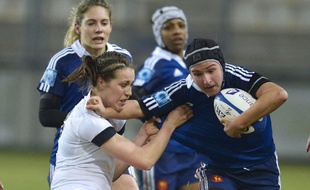L'ailière du XV de France Shanon Izar échappe à l'arrière anglaise Emily Scarratt sous les yeux de Marjorie Mayans (à gauche), le 1er février à Grenoble.