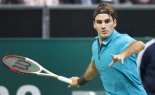 Roger Federer a rejoint Julien Benneteau, qualifié depuis la veille, en quarts de finale du tournoi de Rotterdam avec un succès 6-3, 6-4 sur le Néerlandais Thiemo de Bakker jeudi.