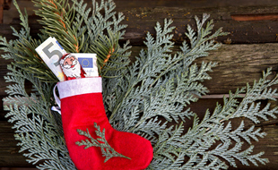 Geld und Schokolade als Geschenk im Nikolaus Stiefel