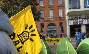 Plusieurs tentes ont été installées jeudi 18 février 2016 à Toulouse par des sans abri soutenus par le Droit au logement.