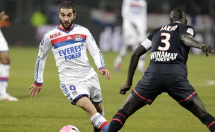 Lisandro tente de dribbler Mamadou Sakho lors de l'éblouissant nul (4-4) ayant eu lieu en février 2012 à Gerland.