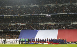 Le Real et le Barça observent une minute de recueillement avant le Clasico le 21 novembre 2015.