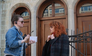 La co-réalisatrice et co-productrice de Russian Doll, Leslye Headland, et l'actrice principale, Natasha Lyonne, sur le tournage de leur série