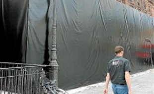 Un drapé noir vient d'être installé.