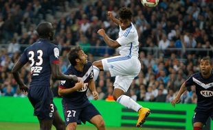 Mario Lemina plus haut que Nicolas Pallois lors d'OM-Bordeaux, le 23 novembre 2014.