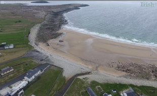 Plage de Dooagh sur l'île Achill (Irlande). Capture d'écran d'un vidéo.