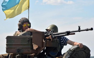 Des soldats ukrainiens sont en position sur leur char, à un point de contrôle, situé à 50 km de Donetsk, le 10 juillet 2014