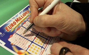 Un buraliste vend un ticket d'EuroMillions à Truchtersheim, près de Strasbourg, le 2 février 2006.