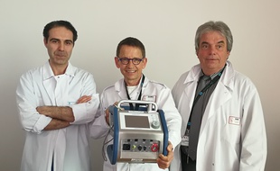 Image d'un des urgentistes accompagné du chef et du co-gérant du SAMU de Lyon. La pompe de circulation extracorporelle coûte 80.000 euros.