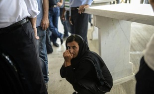 Photographie prise le 21 juillet 2015 à Gaziantep, lors des funérailles des victimes de l'attentat suicide qui a frappé, la veille, la ville de Suruç, proche de la frontière syrienne