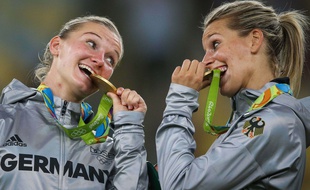 Josephine Henning (à gauche), ici aux côtés de Lena Goessling lors de la remise de la médaille d'or aux JO de Rio.
