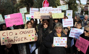 Une trentaine de personnes réunies devant le rectorat de Nice.