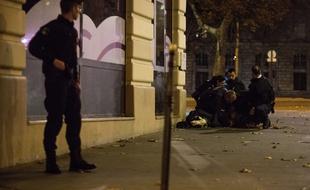 Un policier place de la République après les attentats de Paris