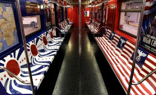 Une rame du métro de New York le 24 novembre 2015 décorée des symboles de l'Allemagne nazie et de l'Empire du Japon pour la promotion d'une nouvelle série d'Amazon
