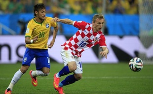 Lukas Modric à la lutte avec Neymar lors du match d'ouverture du Mondial 2014, le 12 juin 2014.