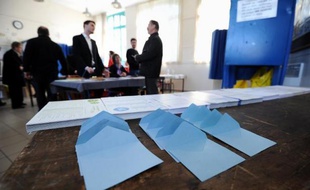 Bulletins de vote et enveloppes alignés le 23 mars 2014 dans un bureau électoral à Nantes