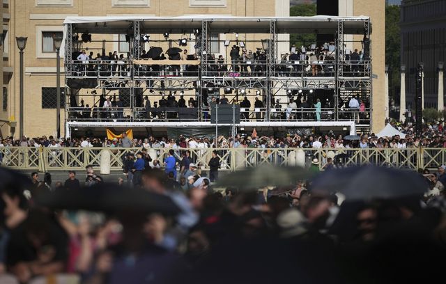 640x408_television-crews-working-at-st-peter-s-square-wait-to-see-smoke-pour-from-the-chimney-of-the-sistine-chapel-where-133-cardinals-are-gathering-on-the-second-day-of-the-conclave-to-elect-a-successor-to-late-pope-francis-at-the-vatican-thursday-may-8-2025-ap-photo-alessandra-tarantino-xaf123-25128557010906-2505081732 Election du nouveau pape :  la joie et les larmes des fidèles