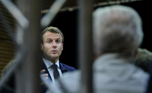 Emmanuel Macron lors de son échange avec des Français sur les retraites, à Rodez, jeudi.
