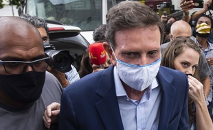 Le maire de Rio de Janeiro, Marcelo Crivella (masque blanc), lors de son arrestation le 22 décembre 2020.
